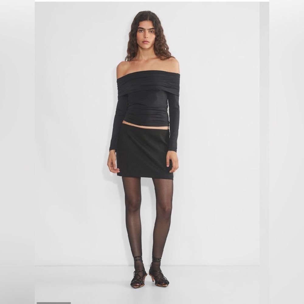 Wilfred Carole Longsleeve Black Off-Shoulder long sleeve top